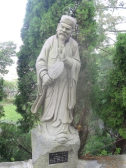 吴用石雕像