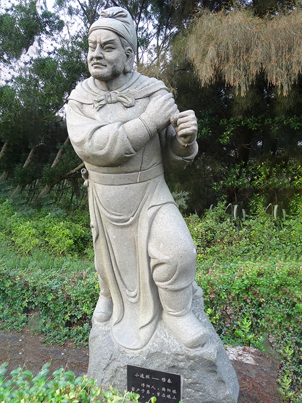 穆春人物石雕像